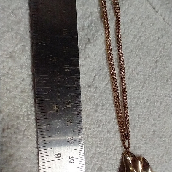 Long goldtone modern leaf necklace 🌿🍀 - Picture 2 of 5